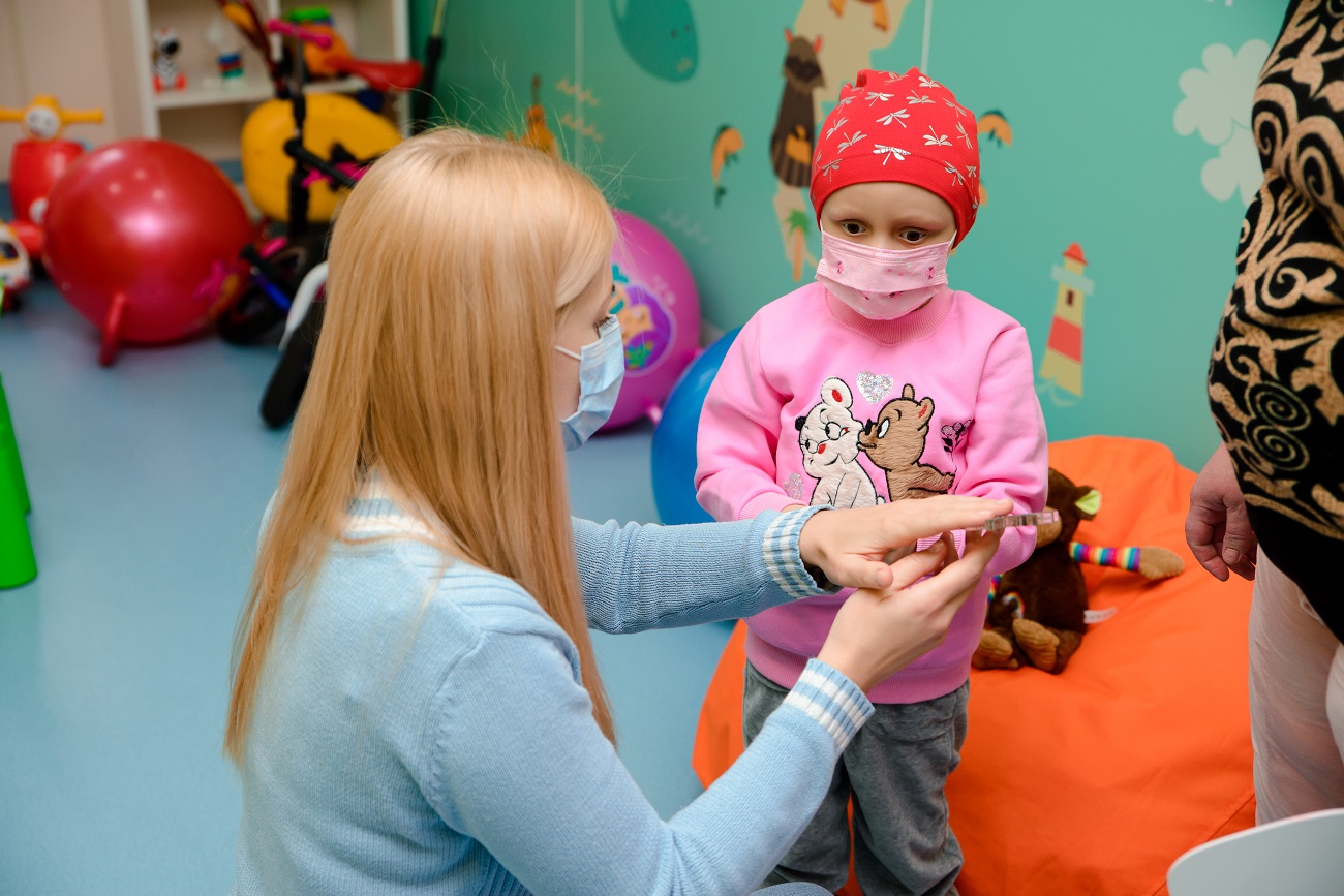 Зірки &quot;плюсів&quot; допомогли маленькій дівчинці, яка втратила зір, і зворушили вчинком (фото)